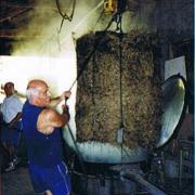 sortie de la lavande distillée de l'alambic