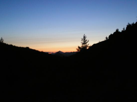 coucher de soleil sur la route du lac